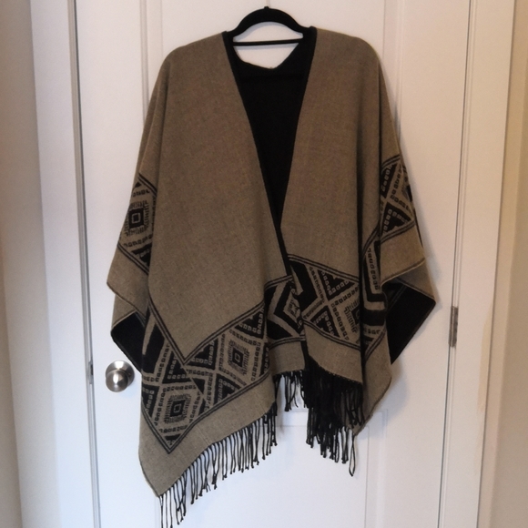 Reversible Shawl - Picture 3 of 4